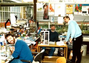 Henk Hagenbeuk in 1988, actief als afdelingschef van de electrische montage op het Nat.Lab.