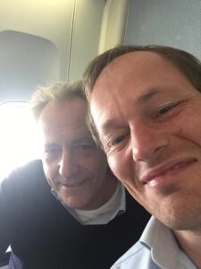 Rob van Gijzel en Yuri van Geest in het vliegtuig terug naar Nederland