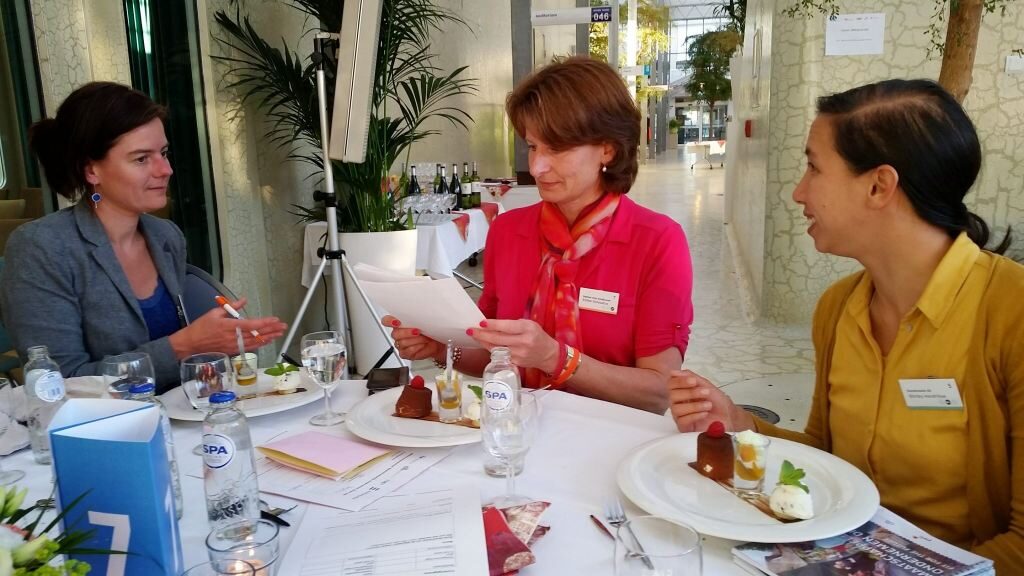 Esther Schoustra (midden) bespreekt tijdens het dessert de bereikte matches