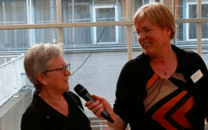 Wethouder Visscher interviewt de vertegenwoordigster van het Leger des Heils