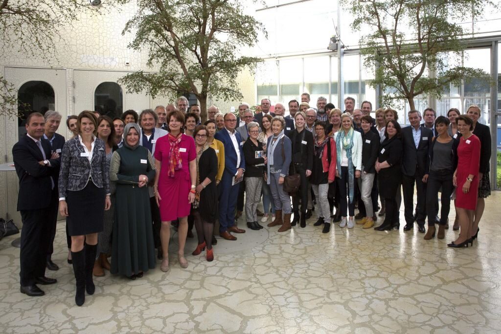 alle deelnemers aan het maatschappelijk ondernemen diner bij elkaar in het atrium van het Maxima Medisch Centrum Veldhoven