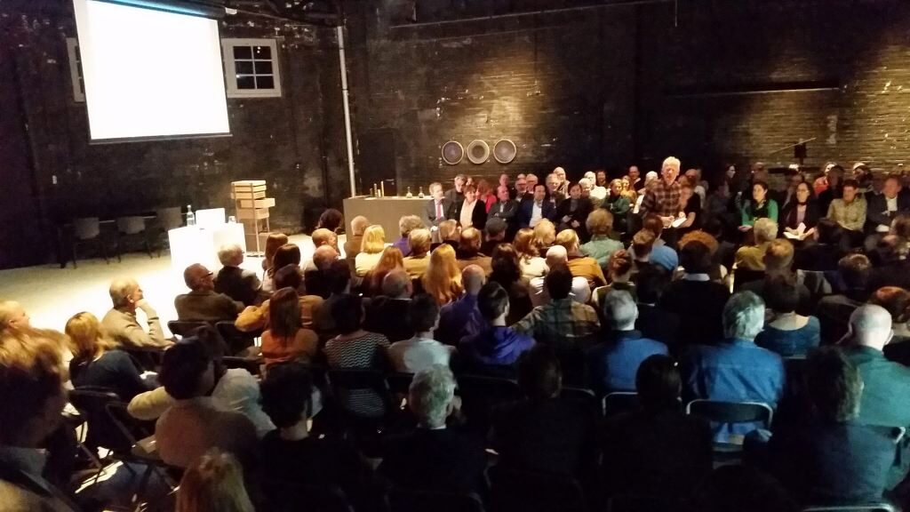 De Kazerne heeft een aparte zaal voor grotere bijeenkomsten, zoals het stadsdebat