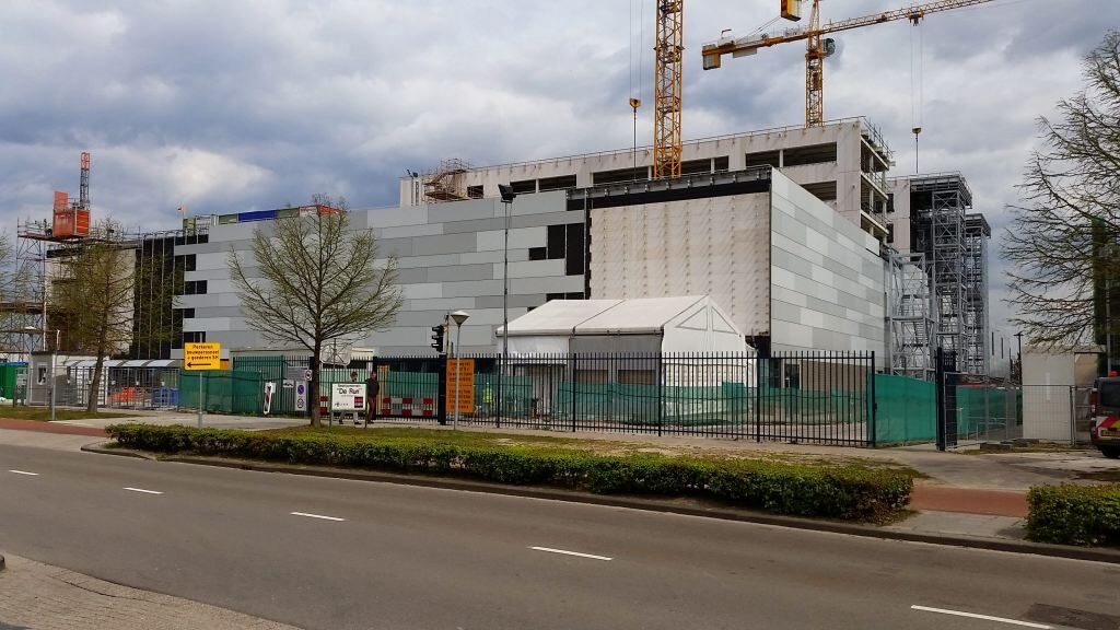 ASML, bij uitstek een magneet voor buitenlandse kenniswerkers, breidt uit aan de zuidkant van het bedrijfsterrein.