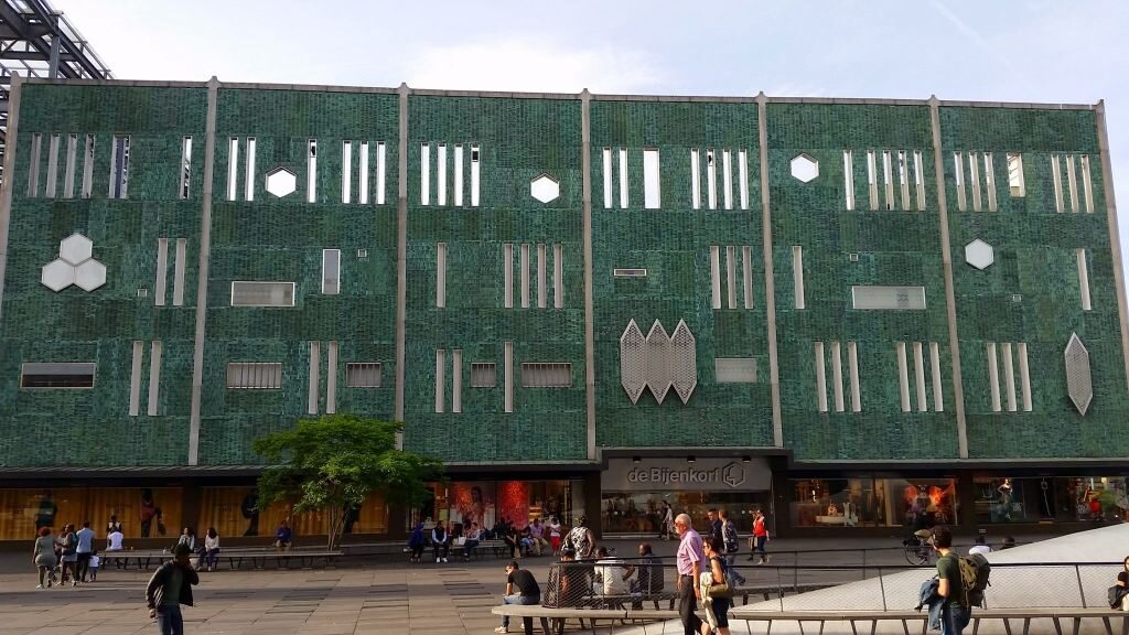 Het is goed dat de Bijenkorf nog in de stad zit, maar het mag allemaal wel wat bruisender