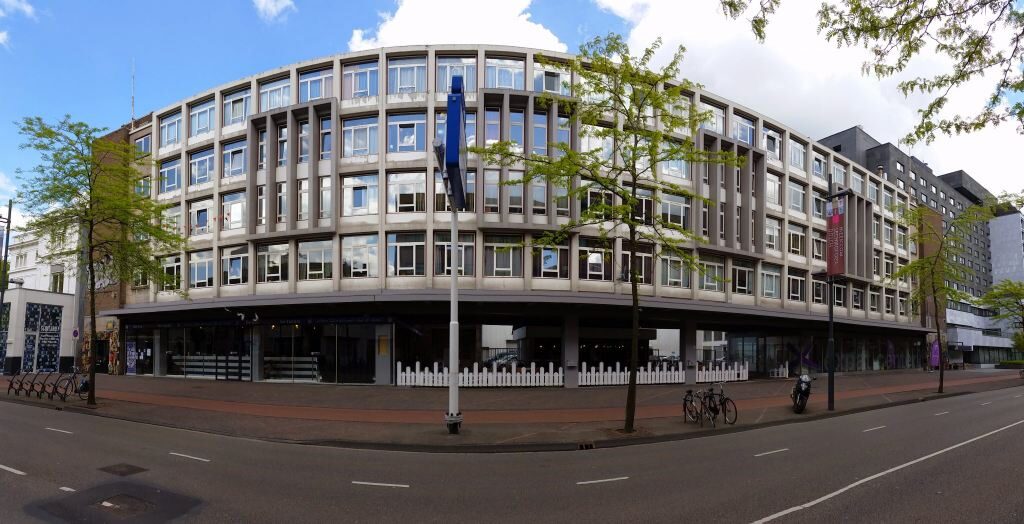 Onder de zustersflat liggen The Hub en het Expat Center, waar veel buitenlandse kenniswerkers elkaar ontmoeten.