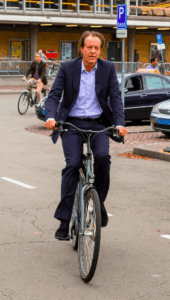 Burgemeester Van Gijzel, ook fietsambassadeur van de stad - Foto (c) Ralph Roelse