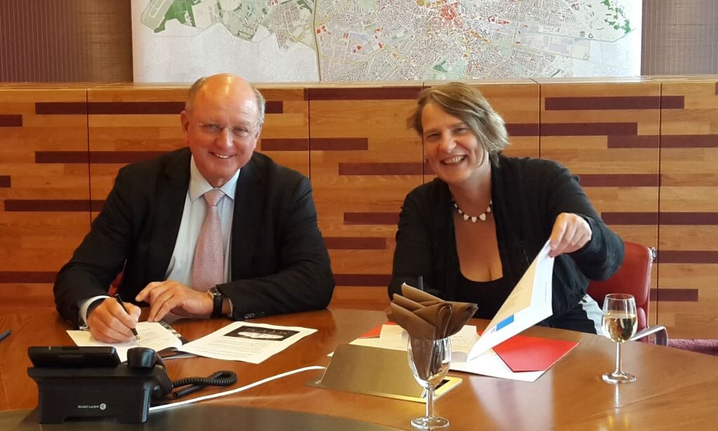 De ondertekening van het convenant tussen TU/e en Eindhoven