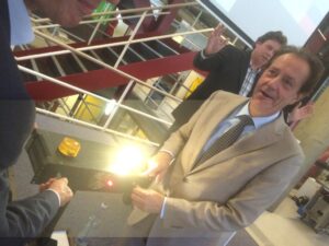 Van Gijzel verricht de openingshandeling (foto gemeente Eindhoven)