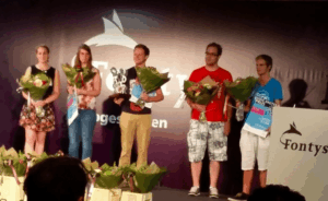 Mark Zaremba in het midden tussen de winnaars van de tweede en derde prijzen