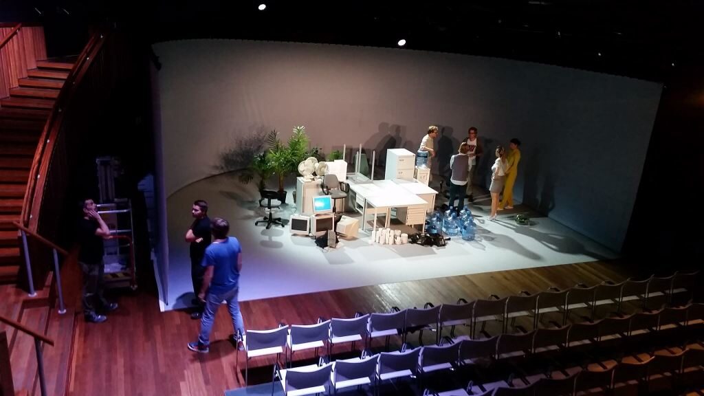 Cast en regie van "De Waakhonden" overleggen tijdens een technische pauze 