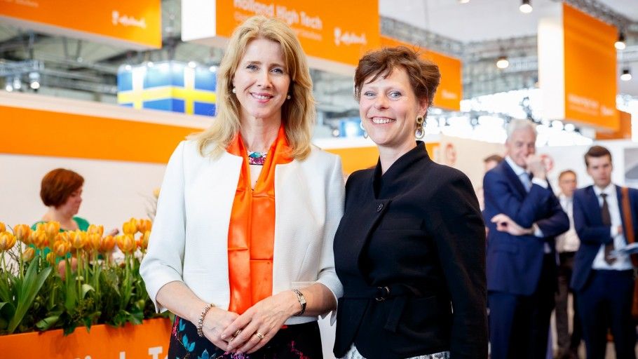 Mona Keijzer en Carina Weijma