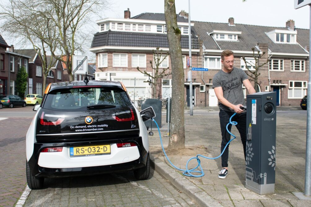 amber oplaadpaal opladen