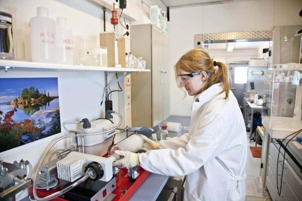 Physikerin Lisa Kattner entnimmt das gesammelte CO2 aus der Sammelapparatur. (Foto: Alfred-Wegener-Institut / Thomas Steuer)