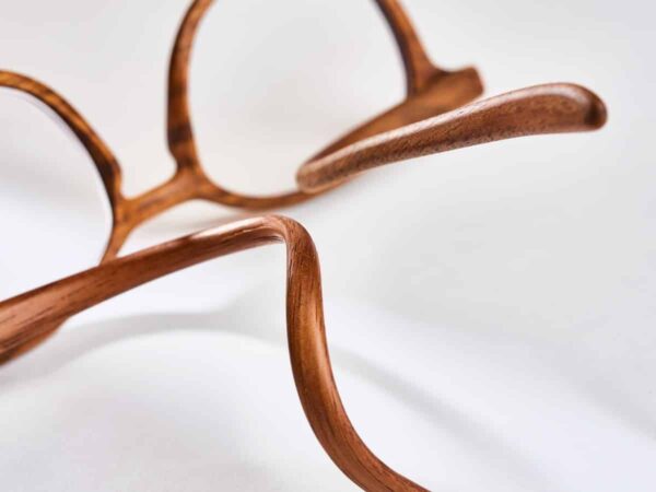 Holzbrille von Freisicht hat ähnliche Eigenschaften wie eine herkömmliche Brille aus Acetat oder Metall ©Freisicht-Eyewear