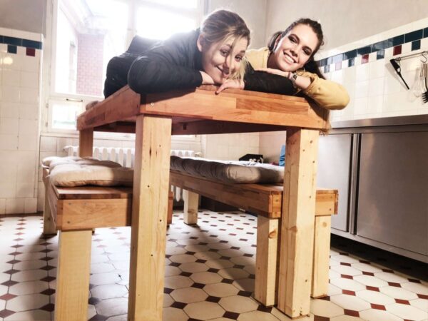 Jana und Caro auf dem selbstgebauten Küchentisch - Lass ma' nachhaltig