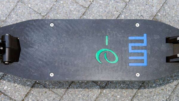 E-scooter with a step made from a composite material integrating granite and carbon fibers from algae.