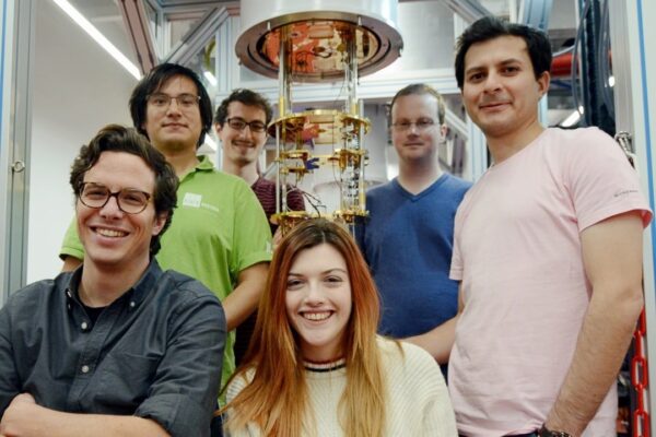 Johannes Fink (vorne links) und Erstautor Shabir Barzanjeh mit Team vor dem Cryostaten (c) quantumids.com