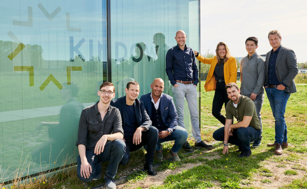 Het team van Kindow met grondleggers Koen van Hees (2e links), Sam Kin (4e links) en communicatiemanager Loekie Kin (naast Sam)