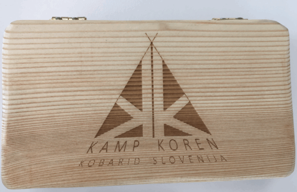 Holzkiste, in der das Haarshampoo ohne Plastikverpackung untergebraucht wird.