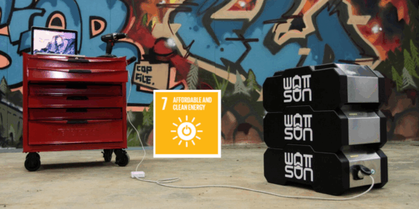 Mobile Batterie, die aus einzelnen Elementen gestapelt werden kann. Sie ist nachhaltig und eine Alternative zu Generatoren.