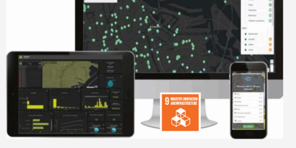 Auf einem Bildschirm, Tablet und Smartphone wird gezeigt, wo die mobilen Batterien in einem Beispielort eingesetzt werden.