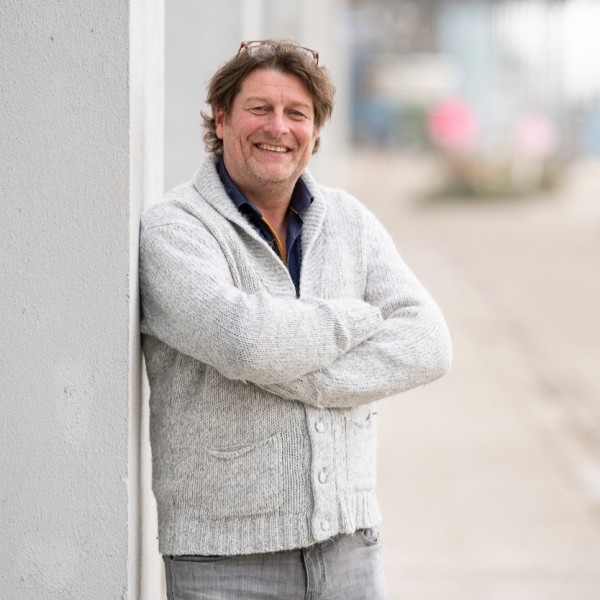 This image has an empty alt attribute; its file name is 0.jpg