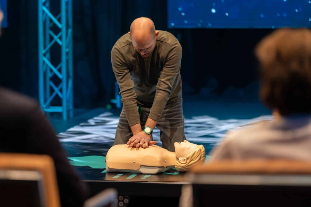 Harry Palsma during the finals of Drenthe Startup 2022 doing CPR on a dummy