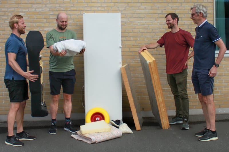 Die Forscher mit einigen der Polyurethane, die sie abgebaut haben. Von links nach rechts: Steffan K. Kristensen, Martin B. Johansen, Bjarke Donslund und Troels Skrydstrup.