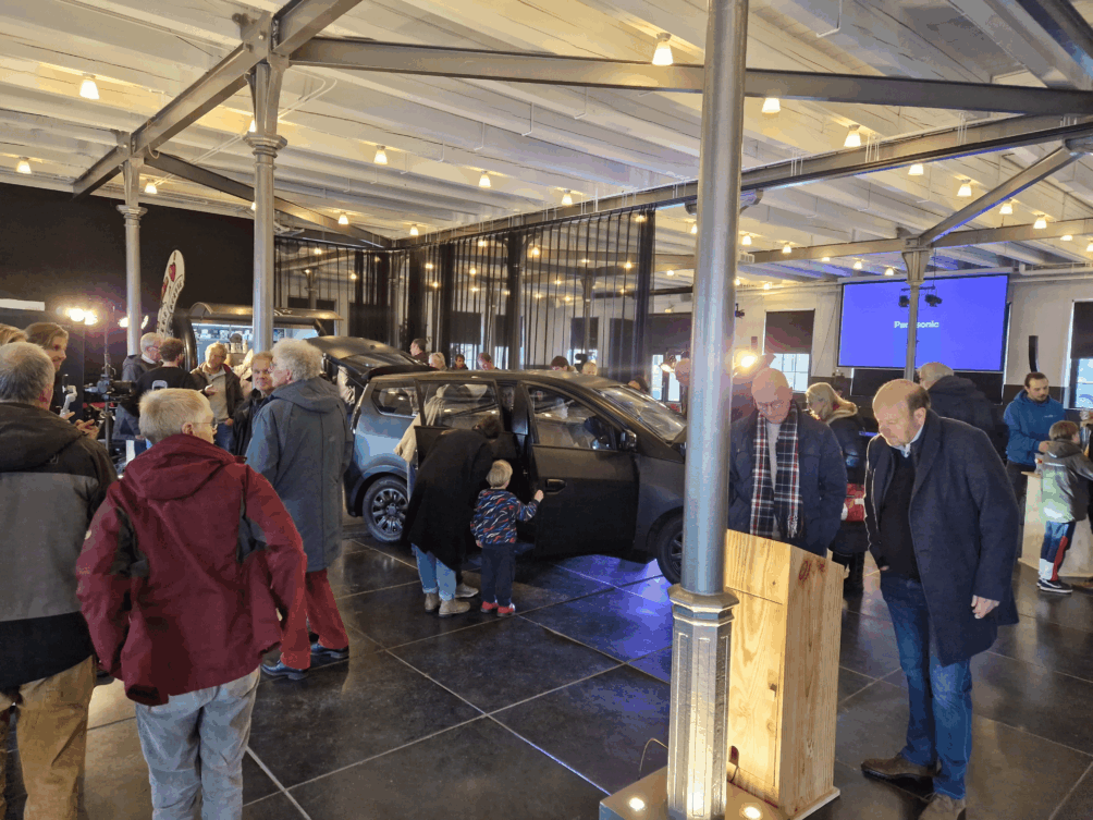 isitors having a good look at the car - © Innovation Origins