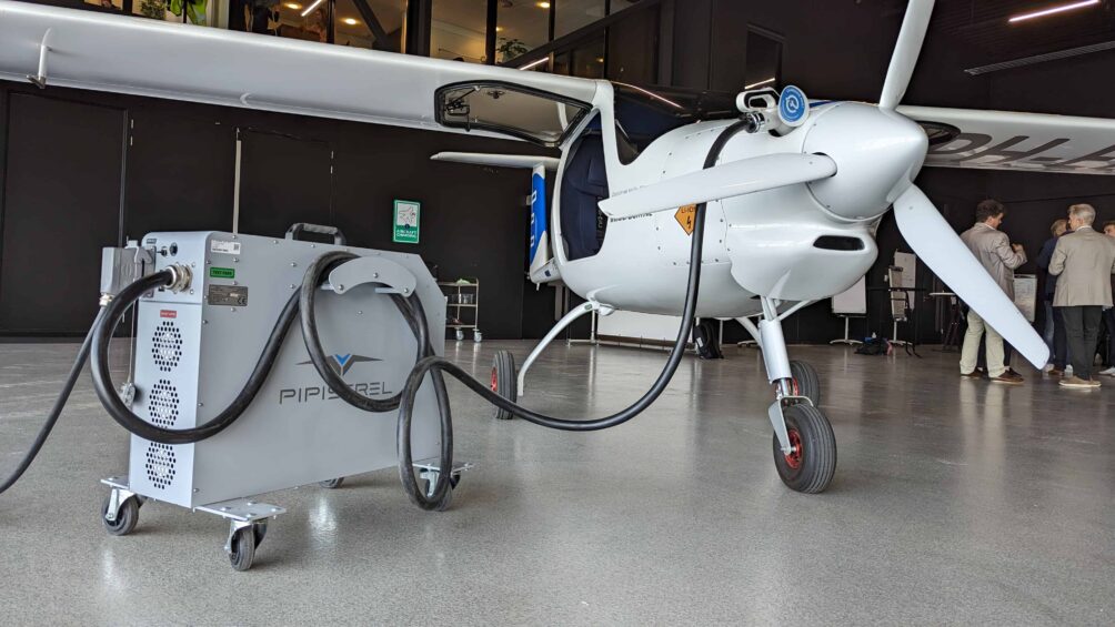 Charging a Pipistrel, Teuge Airport © IO