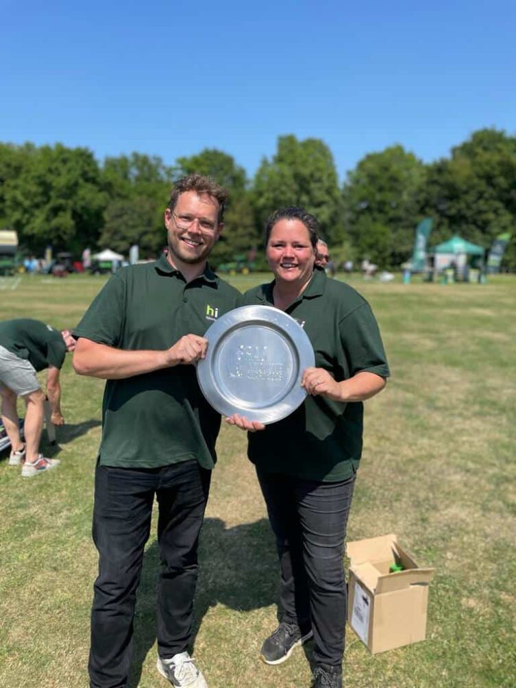 Joep van Cranenbroek en Menke Steenbergen van HI Sports met de Gras Innovatie Award