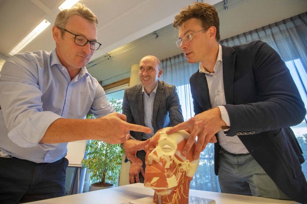 Eindhoven ED2020-6456 Salvia Bio-Electronics heeft een prototype gemaakt van een apparaat wat ervoor moet zorgen migraine klachten te verminderen. (Vlnr) *Wim Pollet*, *Daniël Schobben* en *Hubert Martens*.