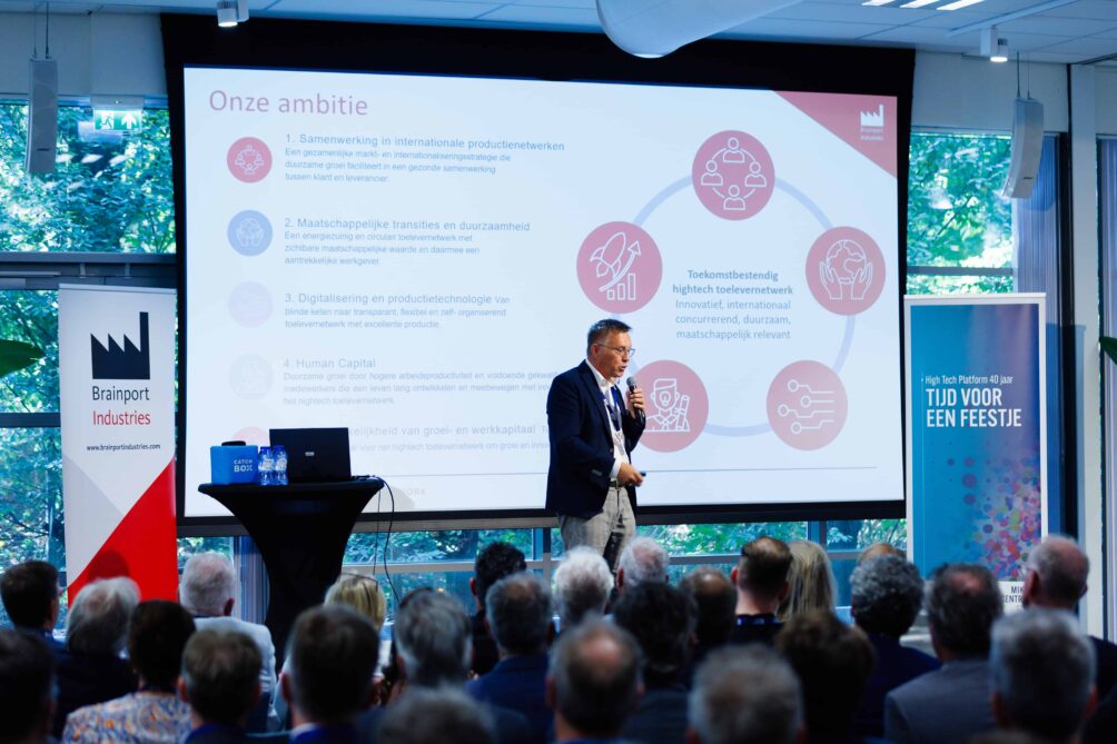 Brainport Industries voorzitter John Blankendaal spreekt de volle zaal op het jaarcongres in Mikrocentrum toe. Foto © Bram Saeys