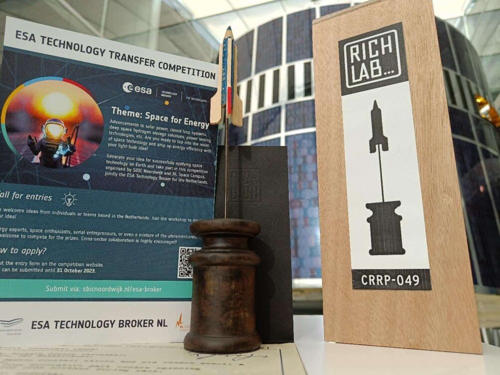 Bovenop de hoofdprijs van 20.000 euro ontvangt de winnaar ook een kunstwerk dat is gemaakt door RichLab, dat op drie poten geïnspireerde Kuifje-raketten maakt van afgedankte materialen.