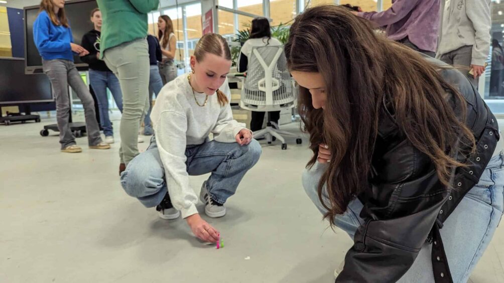Knikkeren op een vooraf geprogrammeerd terrein bij BIC