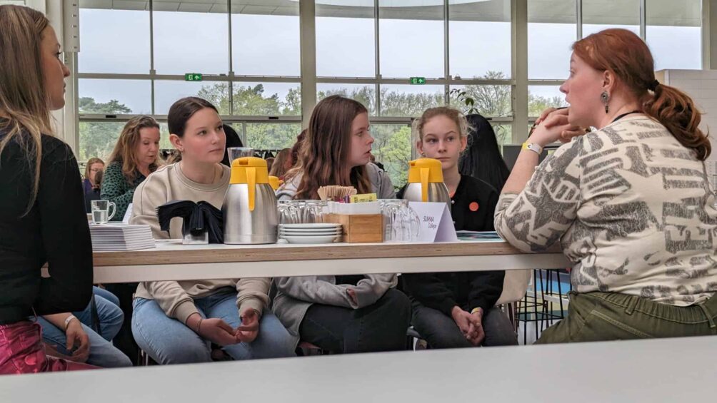 Rolmodellen Mandy Feyen (Lemmens) en Saskia Bouwhuis (Summa) leggen uit wat een baan in de techniek kan opleveren.